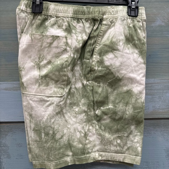 Green and white shorts - Picture 4 of 4